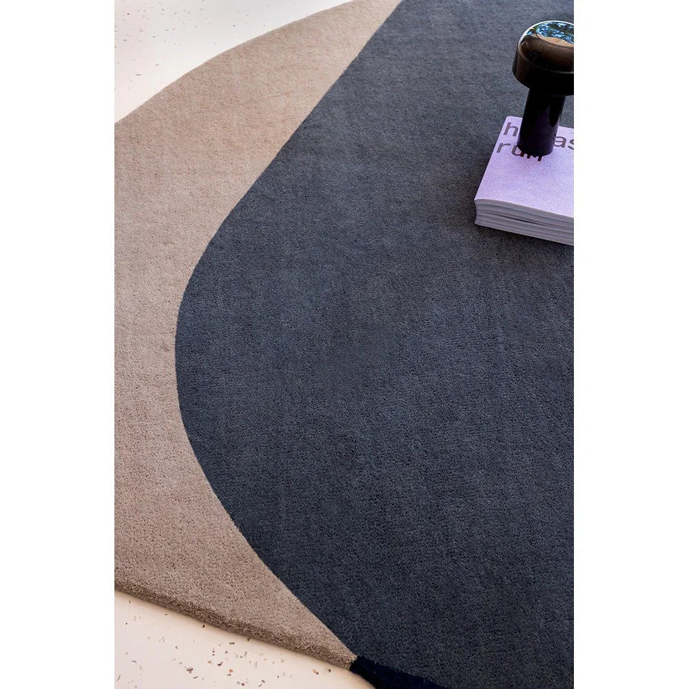 Brink & Campman Element Arp Blue rug featuring abstract curves in navy, dark blue and sand on light beige background, hand-tufted wool